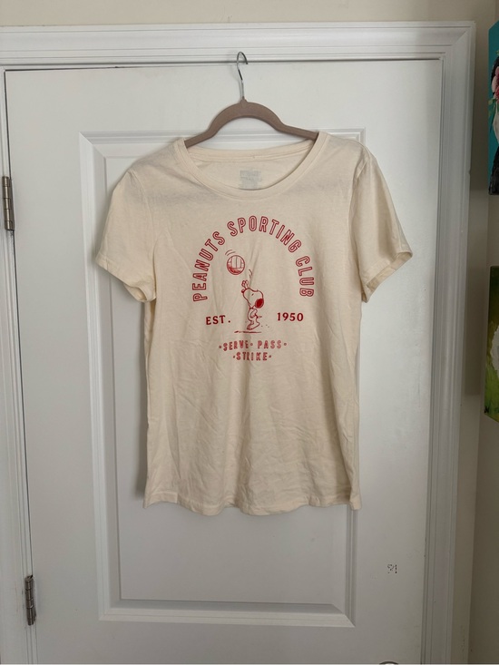 Peanuts Tops - Peanuts Snoopy volleyball tshirt size L